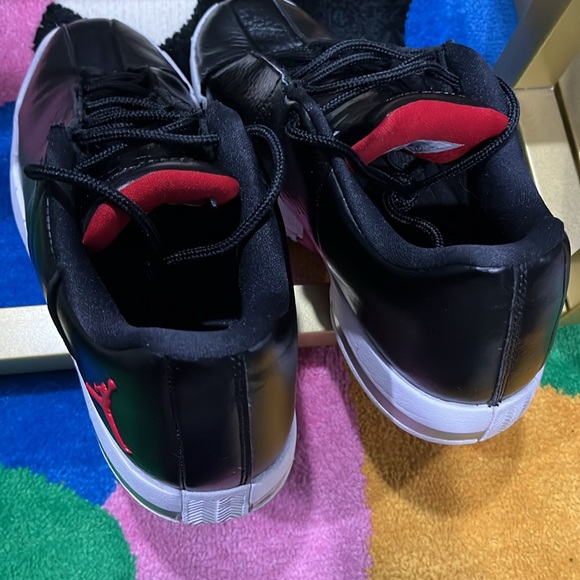 Gently used air Jordan for men blanket and red in mint condition and well kept - Picture 5 of 7